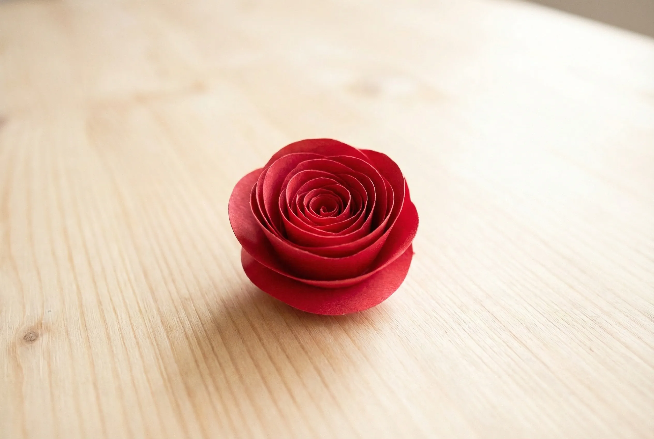 Papierblumen basteln - Einfache Spiral-Rosen aus Papier